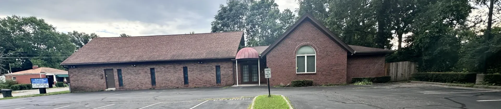 Glen Arvin Ave Church of Christ building seen from the parking lot